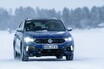フォルクスワーゲンT-Rocの高性能版「R」が雪上でドリフト！ 氷結路に見る小型SUVの実力