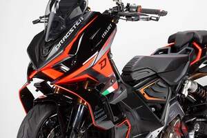 価格約177万円！ イタルジェット「“新”スポーツスクーター」登場！ 6速ミッションに並列2気筒エンジン搭載「ドラッグスター459ツイン」イタリアで発表