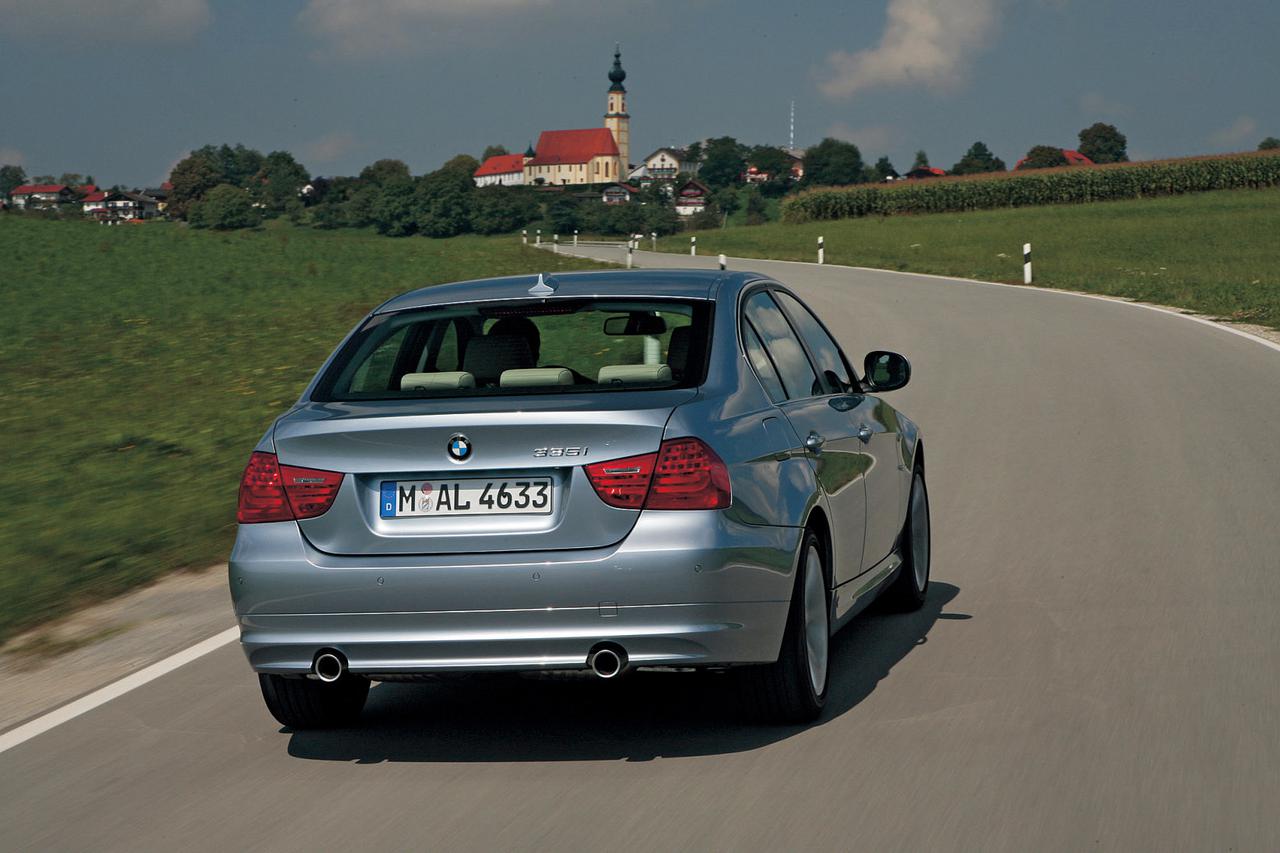 試乗 E90型bmw3シリーズは外観を新たに 再び魅力をアップしていた 10年ひと昔の新車 Webモーターマガジン 自動車情報サイト 新車 中古車 Carview