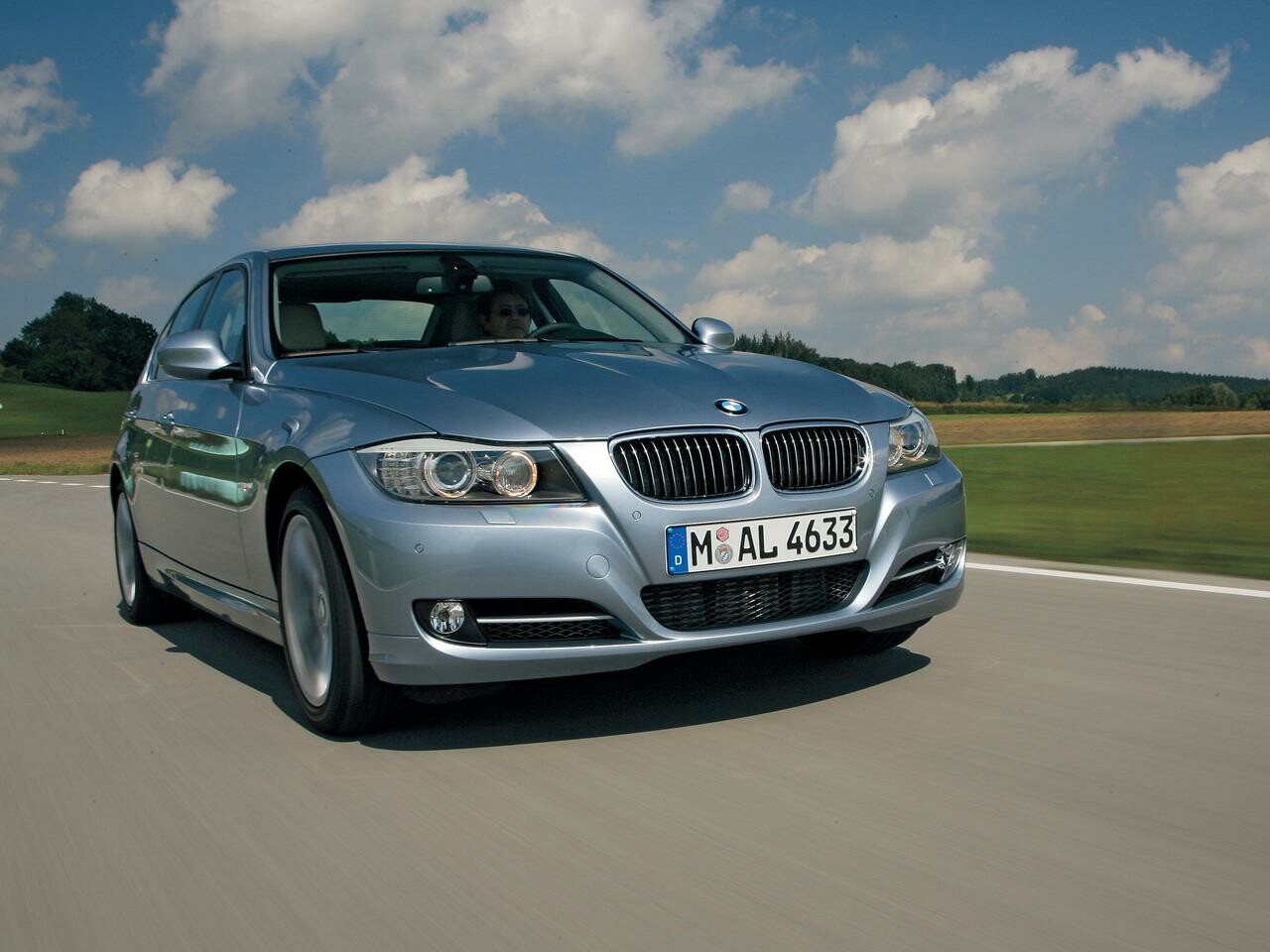 【試乗】E90型BMW3シリーズは外観を新たに、再び魅力をアップしていた【10年ひと昔の新車】