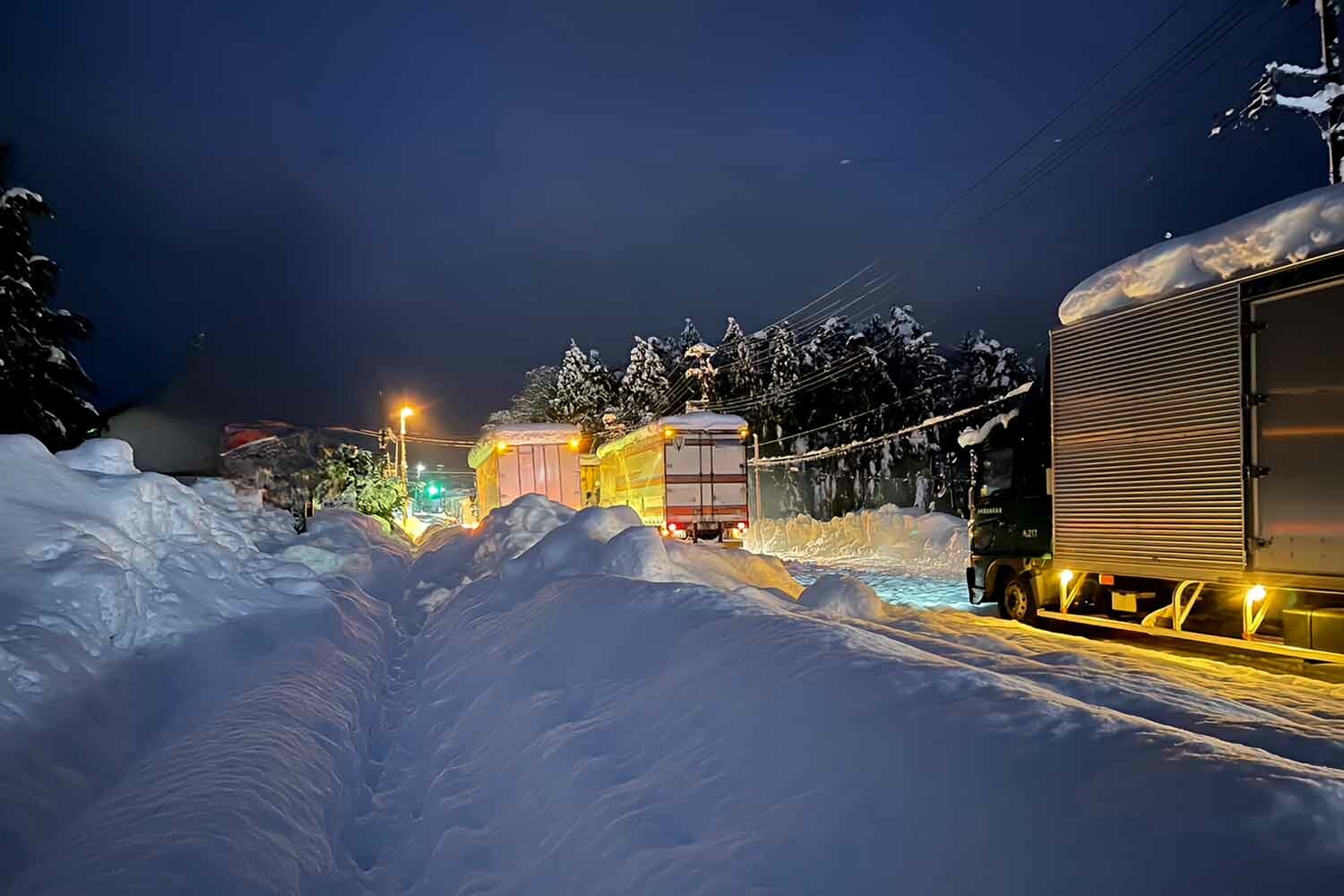 降雪で立ち往生したからクルマを路駐したまま離脱！　それでも駐車違反になるのか？