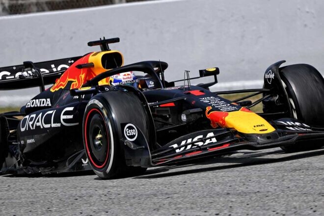 「他に誰かハードを履いた？」バランスを失い順位を落とし、大苦戦のフェルスタッペン【F1第9戦無線レビュー（2）】