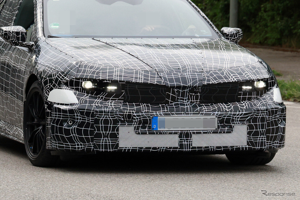 ついに「BMW M3」が電気で走る！ 4モーターを収める肉厚フェンダーが露出
