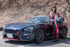 「逮捕しちゃうぞ」!? パトカー仕様のアバルト「124スパイダー」で登場！ 彼女の目標は「70歳までサーキットを走ること」…色違いの2台体制のカーライフとは