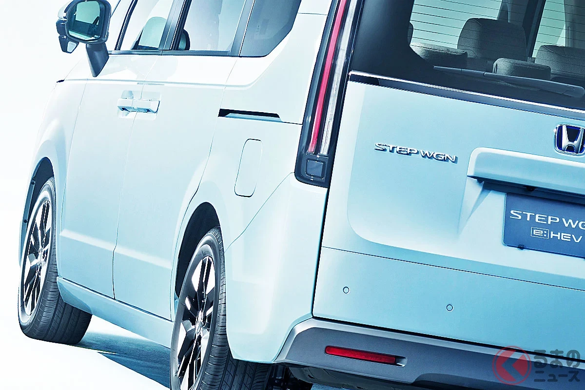 新車335万円！ 全長4.8mのホンダ最新「3列ミニバン」短納期で“注文多数”!? 「ノア／ヴォク」の“ライバル”は「すぐ納車」もOK？ シンプルデザインの「ステップワゴン」の動向は
