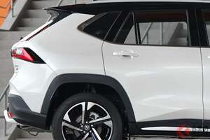 トヨタ新「“大きな”ヤリスクロス」がスゴイ！ 全長4.3mボディに「RAV4風の専用デザイン」採用！ 「ジムニー超え」地上高がタフでカッコイイ！ 新たな比国モデルって？