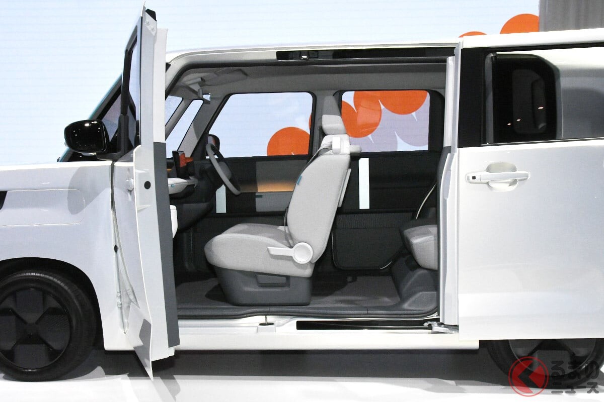 ダイハツ「すごい軽ワゴン」世界初公開！ カクカク“箱型”スタイル×「斬新ドア」採用！ パワフル＆低燃費ユニット初搭載の「K-VISION」とは！