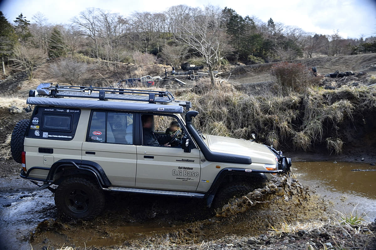 悪路無敵の ランクル70 買うなら 丸目の旧70 か 角目の再販70 か徹底比較した Auto Messe Web 自動車情報サイト 新車 中古車 Carview