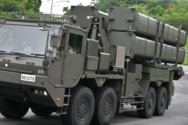 間もなく配備か？「国産ステルス巡航ミサイル」移動中の姿を捉えた！ 発射機以外の見慣れぬ車両も