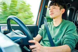 なぜ「都会の若者」は免許を取っても車を買わないのか？ 地方の高級ミニバン志向と対比する、所有意識の崩壊とは