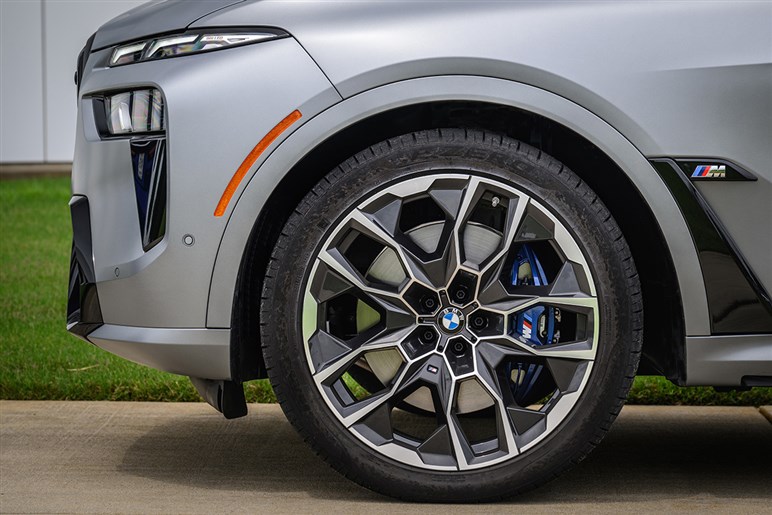 【スクープ】BMW新型「X7 M60」は2027年登場？ クセ強フェイスと530psのV8エンジンでまずは米国から