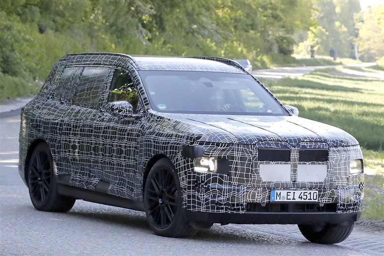 【スクープ】BMW新型「X7 M60」は2027年登場？ クセ強フェイスと530psのV8エンジンでまずは米国から
