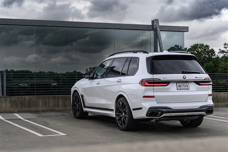 【スクープ】BMW新型「X7 M60」は2027年登場？ クセ強フェイスと530psのV8エンジンでまずは米国から