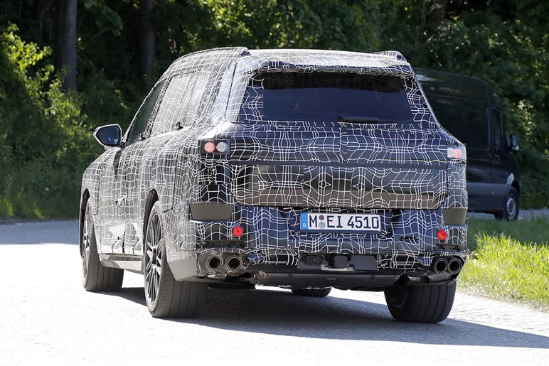 【スクープ】BMW新型「X7 M60」は2027年登場？ クセ強フェイスと530psのV8エンジンでまずは米国から
