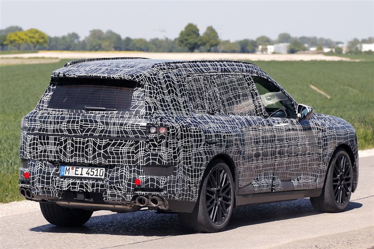 【スクープ】BMW新型「X7 M60」は2027年登場？ クセ強フェイスと530psのV8エンジンでまずは米国から
