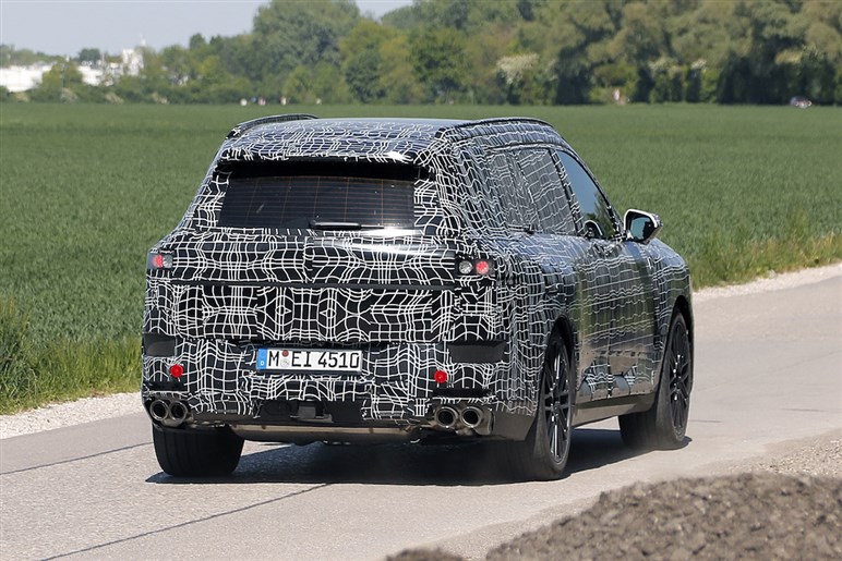 【スクープ】BMW新型「X7 M60」は2027年登場？ クセ強フェイスと530psのV8エンジンでまずは米国から