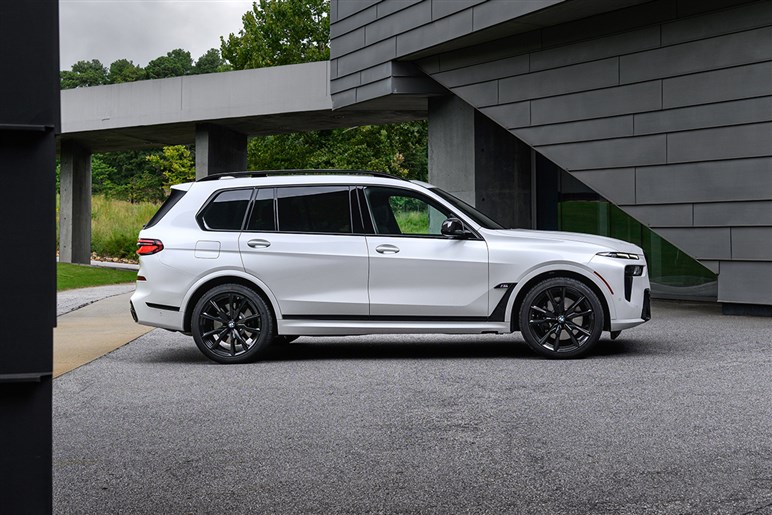 【スクープ】BMW新型「X7 M60」は2027年登場？ クセ強フェイスと530psのV8エンジンでまずは米国から