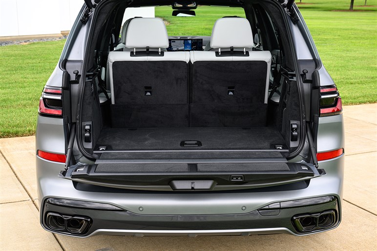 【スクープ】BMW新型「X7 M60」は2027年登場？ クセ強フェイスと530psのV8エンジンでまずは米国から