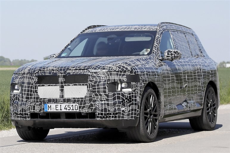 【スクープ】BMW新型「X7 M60」は2027年登場？ クセ強フェイスと530psのV8エンジンでまずは米国から
