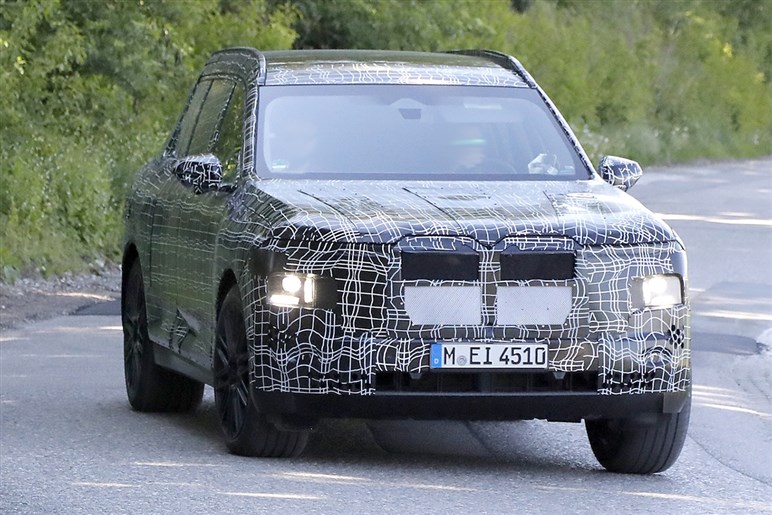 【スクープ】BMW新型「X7 M60」は2027年登場？ クセ強フェイスと530psのV8エンジンでまずは米国から