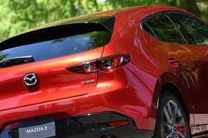 約220万円で買える！ マツダ「5ドアハッチバック」輸入車勢にも負けない“美しすぎるデザイン”がスゴい！ 日本にジャストサイズな「MAZDA３」に熱視線！