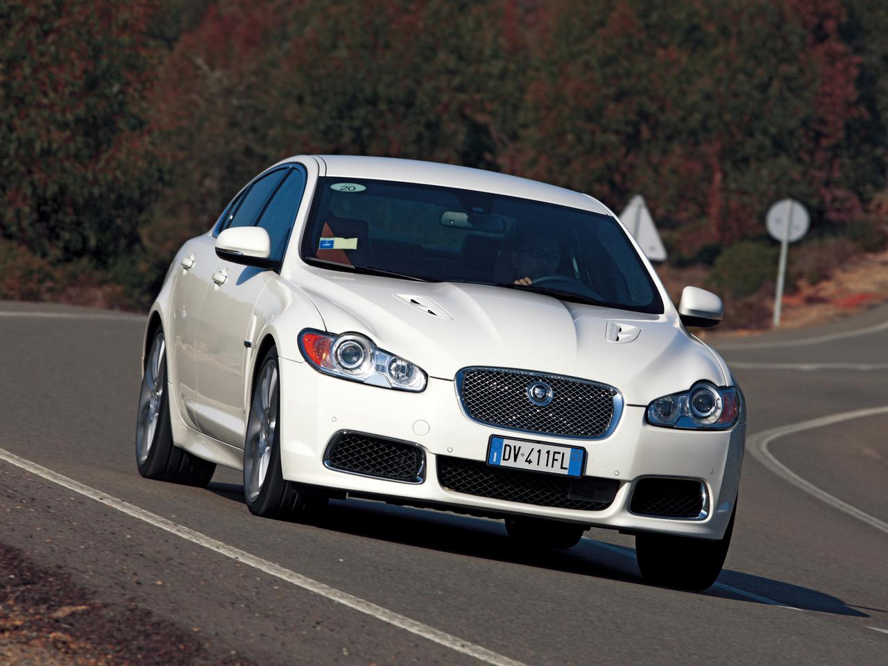 ジャガー史上最強の R Xfr Xkrは 完全新開発の5l V8エンジンを搭載していた 10年ひと昔の新車 Webモーターマガジン 自動車情報サイト 新車 中古車 Carview