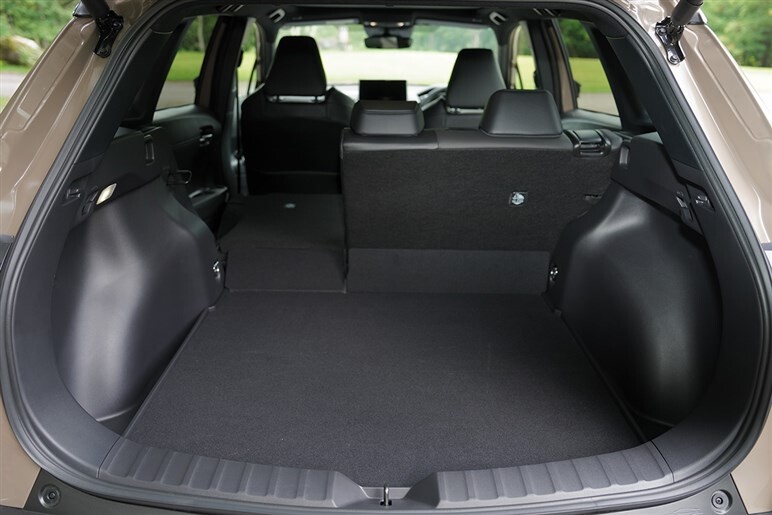 カローラなのにこんなに良くしちゃっていいの？ 全方位で進化した新「カローラクロス」に400万円超えの価格でも納得したワケ