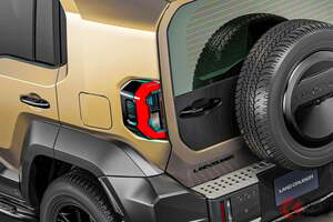 トヨタ「ランドクルーザー“240”」初公開!? 全長4.5mの「ちょうどいいサイズ」＆160馬力超え「2.7リッター“直4”」採用！ カクカクボディの「FJ」が販売店でも話題に