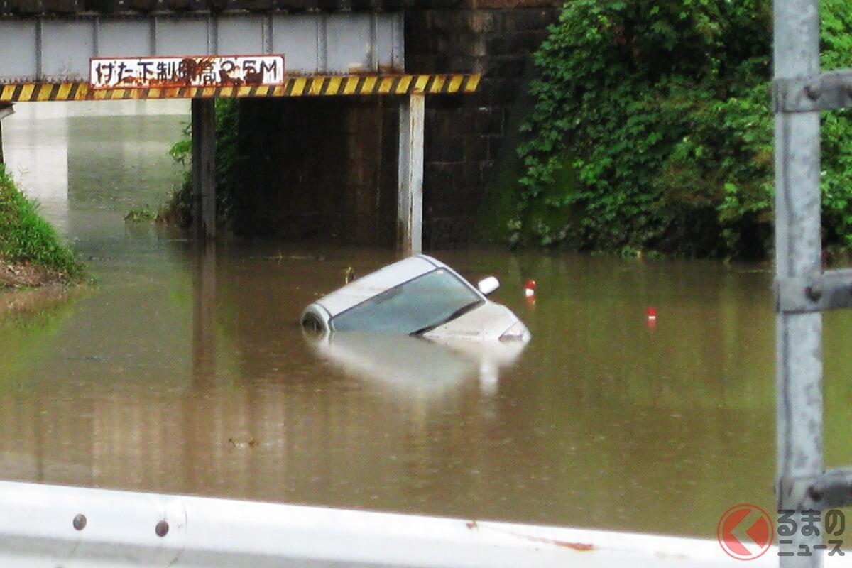 衝撃！ 突然の「大雨」で道路が冠水、どうする？ 事前事後の対処方法は？ JAFテストに見る危険性とは