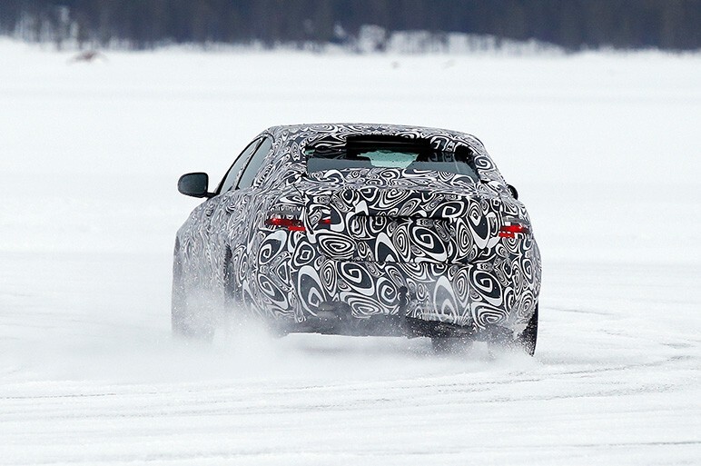 ジャガーの新型セダン XEの開発テストを目撃