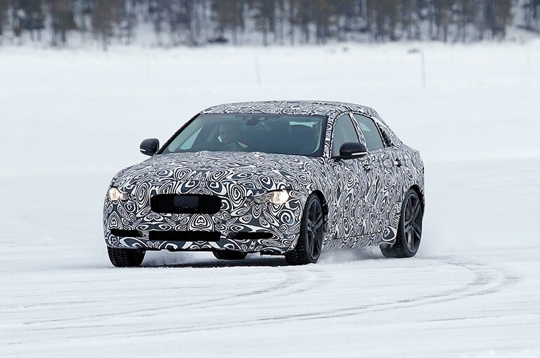 ジャガーの新型セダン XEの開発テストを目撃