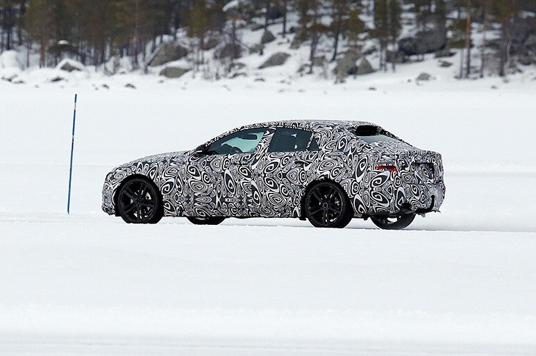 ジャガーの新型セダン XEの開発テストを目撃