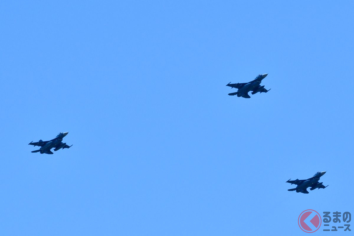 バビューン なぜ突如 F 2戦闘機 飛んできた 爆速gtマシンよりも注目度高し レース会場で飛行したワケ くるまのニュース 自動車情報サイト 新車 中古車 Carview
