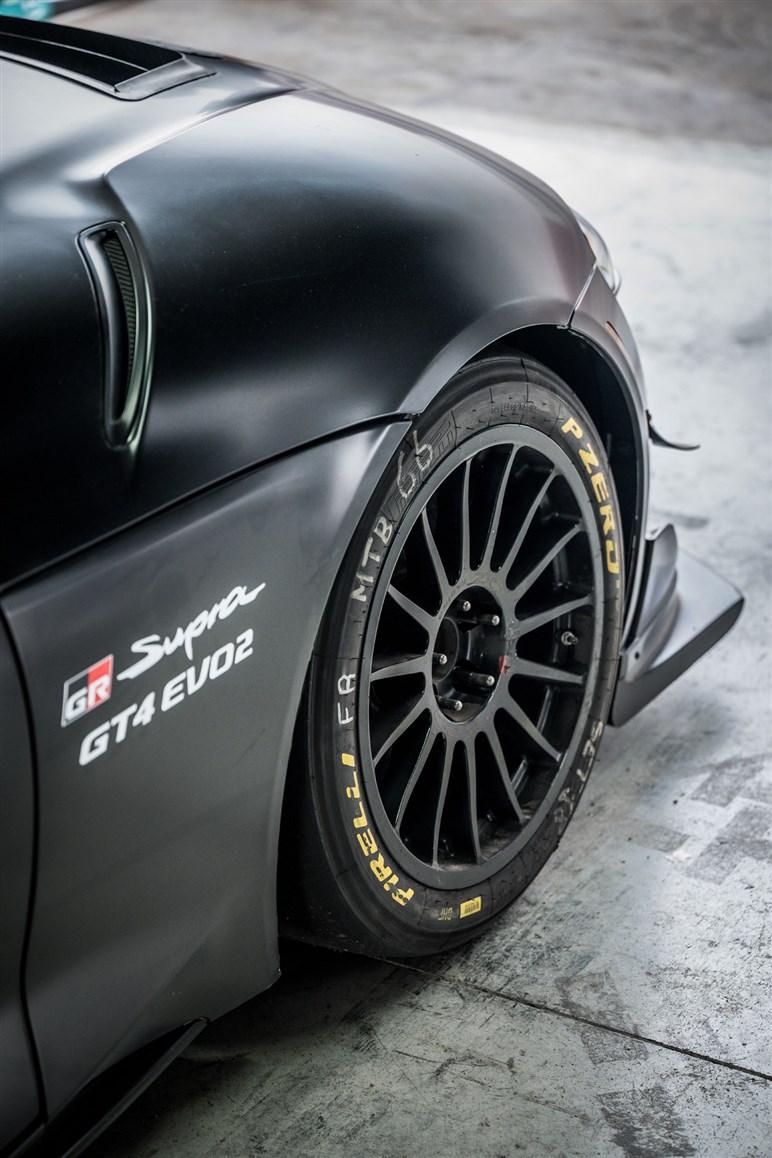 「GRスープラGT4」が“エボ2”へ進化。操作性と快適性アップ、来年1月投入で価格は約3000万円