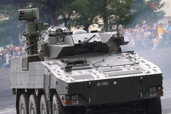 ついに動いた「巨大ドーム背負った戦闘車両」「北欧製AMV」静岡の自衛隊イベントで初披露！ 展示では黒山の人だかり