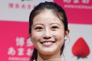 あんぱん女優「今田美桜」と“5000万円超え”「超高級車」との“2ショット”がスゴイ！ 大胆「ヒョウ柄」ドレスとともに映る「最上級セダン」とは