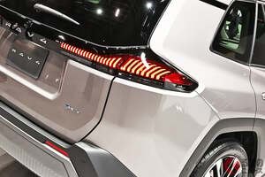 7年ぶりの全面刷新！ トヨタ「新型RAV4」まもなく発売！ 精悍スタイル×全長4.6mの「ちょうどいいサイズ」！ 3つの顔とスゴい“頭脳”も得た「ベストセラーSUV」に注目