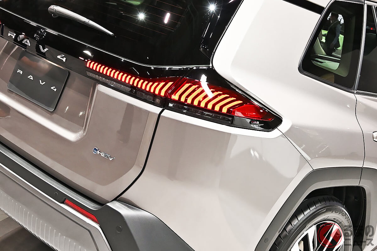 7年ぶりの全面刷新！ トヨタ「新型RAV4」まもなく発売！ 精悍スタイル×全長4.6mの「ちょうどいいサイズ」！ 3つの顔とスゴい“頭脳”も得た「ベストセラーSUV」に注目