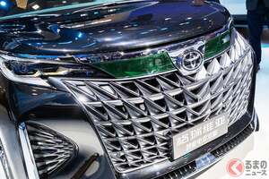 ド迫力グリル採用のトヨタ「超豪華ミニバン」公開！ アルファードより大きな「グランビア」が厳つくなった!? 存在感アリまくる仕様、中国で展示