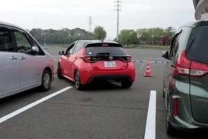 バック駐車のNG行動！ 「止めたままのハンドル」がクルマを痛めていた