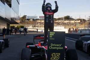 これが世界へ“歩む”男の強さ。岩佐歩夢が大逆転で2025年チャンピオン獲得。坪井、太田、牧野は一歩及ばず｜スーパーフォーミュラ最終戦鈴鹿：決勝レポート