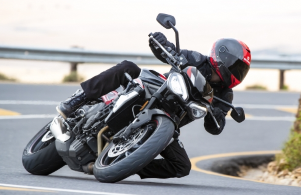 高性能765ccエンジンでアグレッシブな走りを堪能できるトライアンフの究極のストリートファイター「Street Triple R Low」