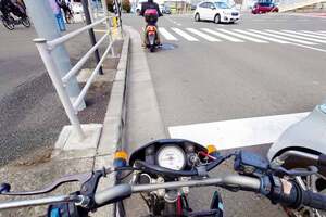 それ違反かも!? 信号が青に変わった瞬間にバイクで急発進する行為