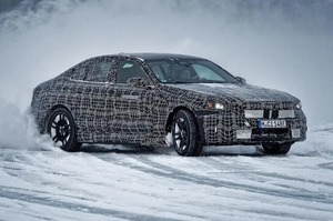 BMW 5シリーズ初のEV「i5」　ついにプロトタイプ公開　2023年10月デビューへ