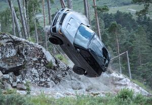 最新作「007／ノー・タイム・トゥ・ダイ」に「RANGE ROVER SPORT SVR」が登場