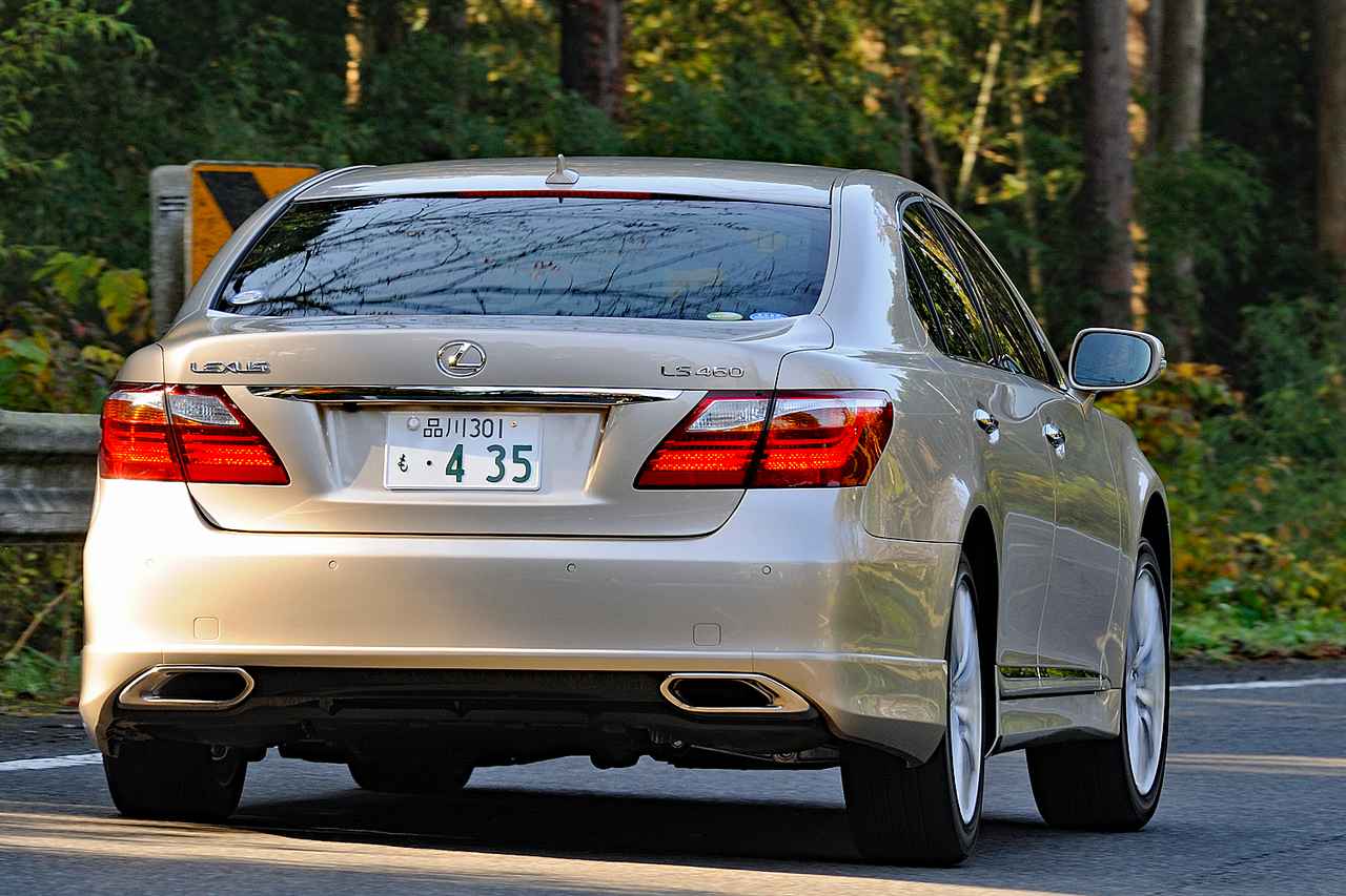 10年ひと昔の国産車 45 レクサス Lsに加わった Sz はスポーツテイストを強調したモデルだった Webモーターマガジン 自動車情報サイト 新車 中古車 Carview