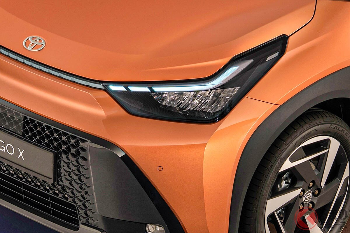 【イギリス】トヨタ新「超“小さい”SUV」発表！ 全長3.7m級ボディの“最安価”級モデル！ 斬新「大口顔」＆最新パワフルハイブリッド採用の「アイゴX」登場