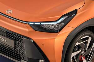【イギリス】トヨタ新「超“小さい”SUV」発表！ 全長3.7m級ボディの“最安価”級モデル！ 斬新「大口顔」＆最新パワフルハイブリッド採用の「アイゴX」登場