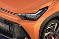 【イギリス】トヨタ新「超“小さい”SUV」発表！ 全長3.7m級ボディの“最安価”級モデル！ 斬新「大口顔」＆最新パワフルハイブリッド採用の「アイゴX」登場