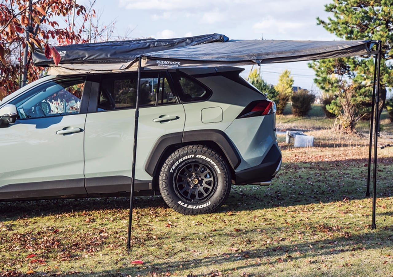 キャリアから回転して広がる 豪州生まれのお洒落系タープ Rav4でキャンプする カスタム スタイルワゴン ドレスアップナビ 自動車情報サイト 新車 中古車 Carview